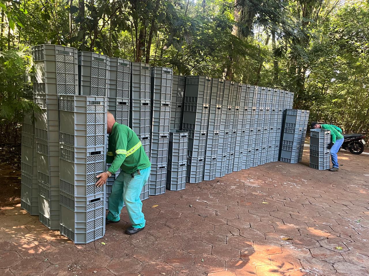 Prefeitura de Naviraí reforça coleta seletiva com instalação de 200 novos conjuntos de lixeiras