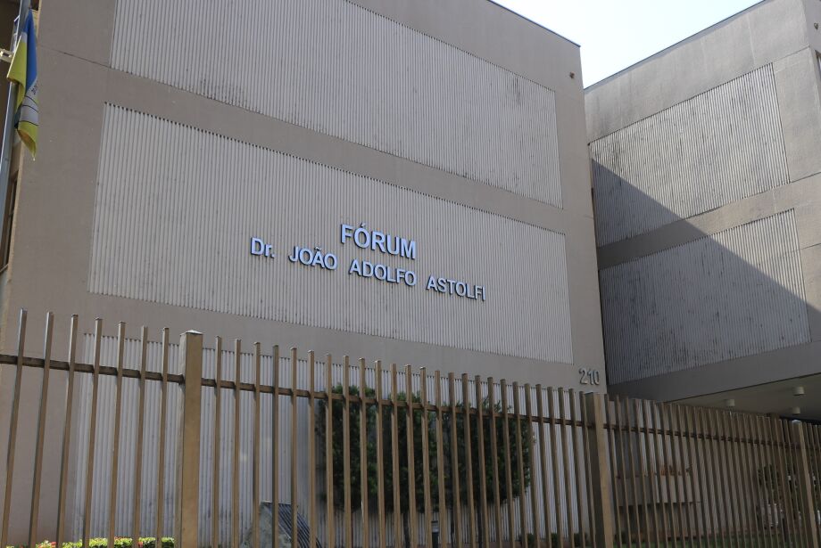 Homem que obrigou mulher a ficar nua durante roubo é condenado por estupro