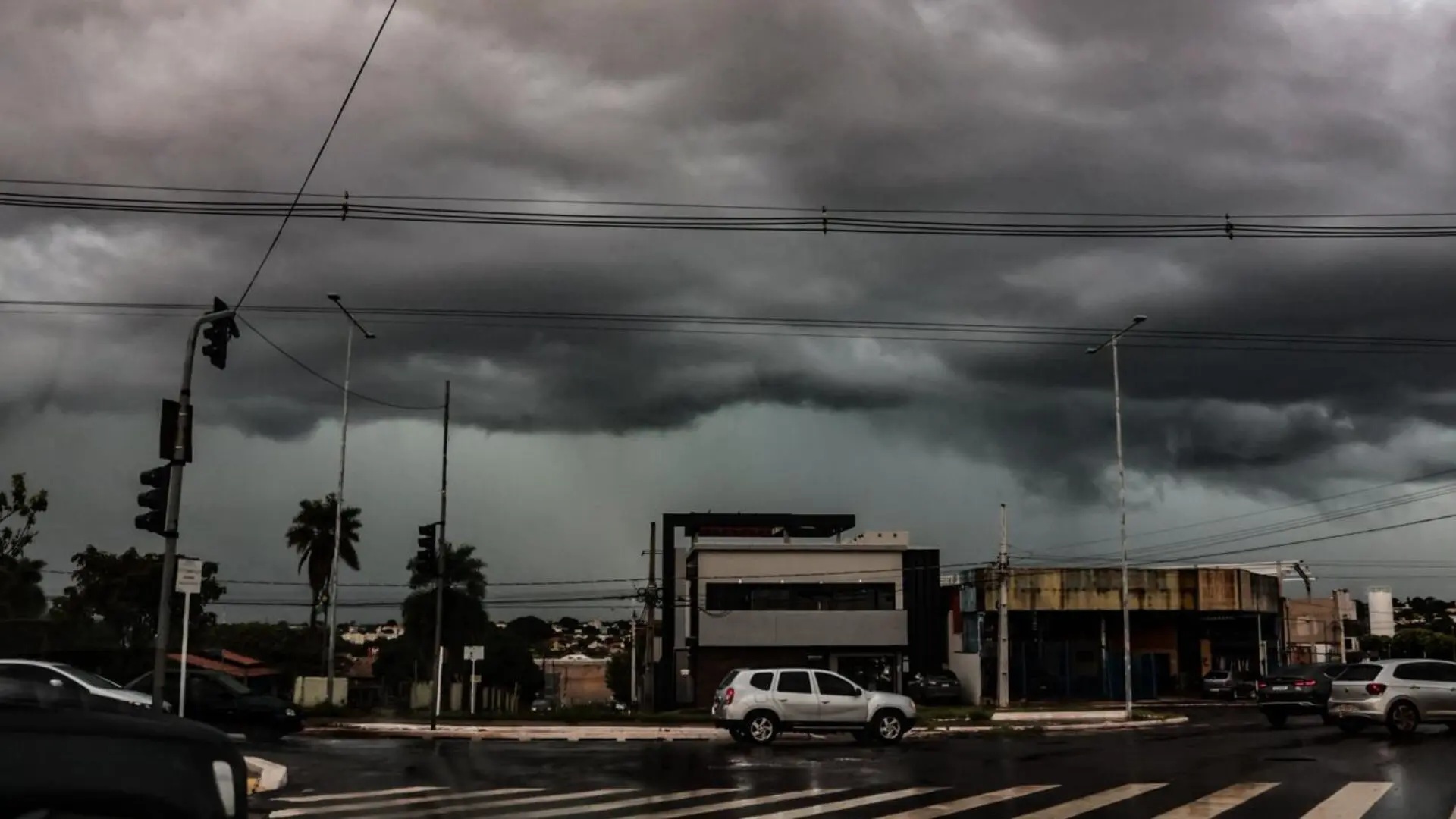 Alerta: 11 cidades de MS têm risco de tempestades, granizo e ventos de 100 km/h