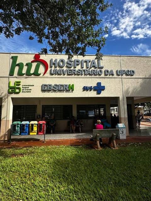 Homem chega sem roupas ao HU em aparente surto e morre no pátio do hospital