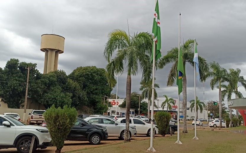Chuva forte marca a segunda-feira em Naviraí e mantém tempo instável
