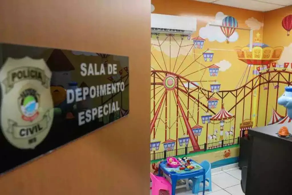 Polícia prende pai após filhos chorarem e pedirem socorro por fome e agressões