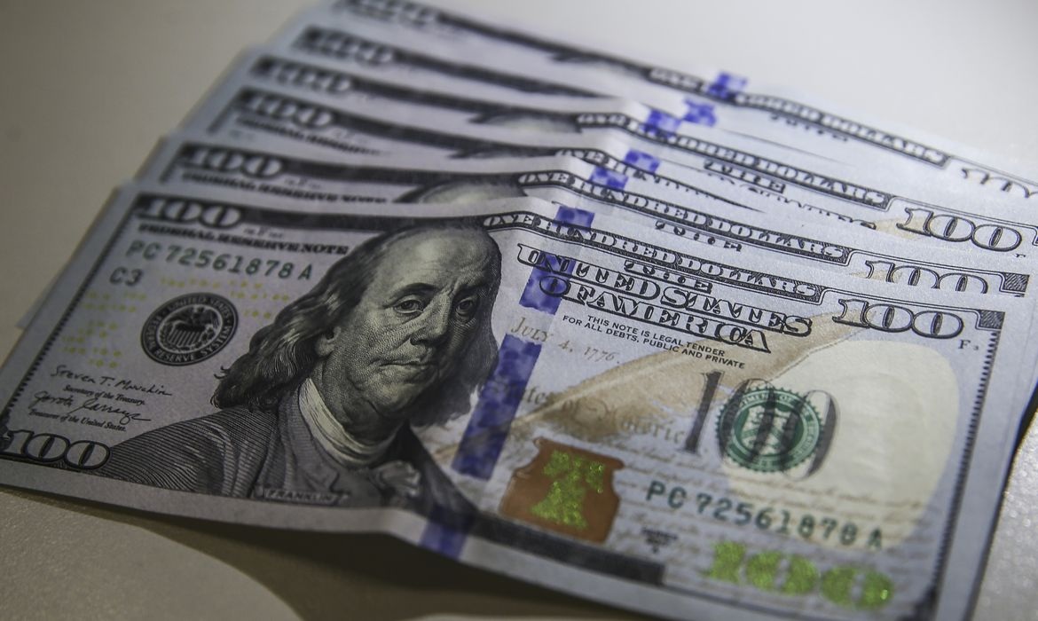 Dólar volta a R$ 5 com ambiente externo e ajuste pós-eleitoral