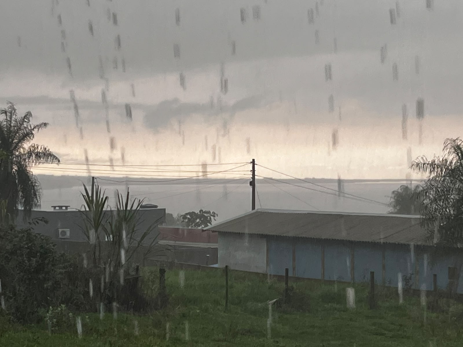 nuvens gigantes formam 'paredão' no céu antes de temporal causar estragos em MS
